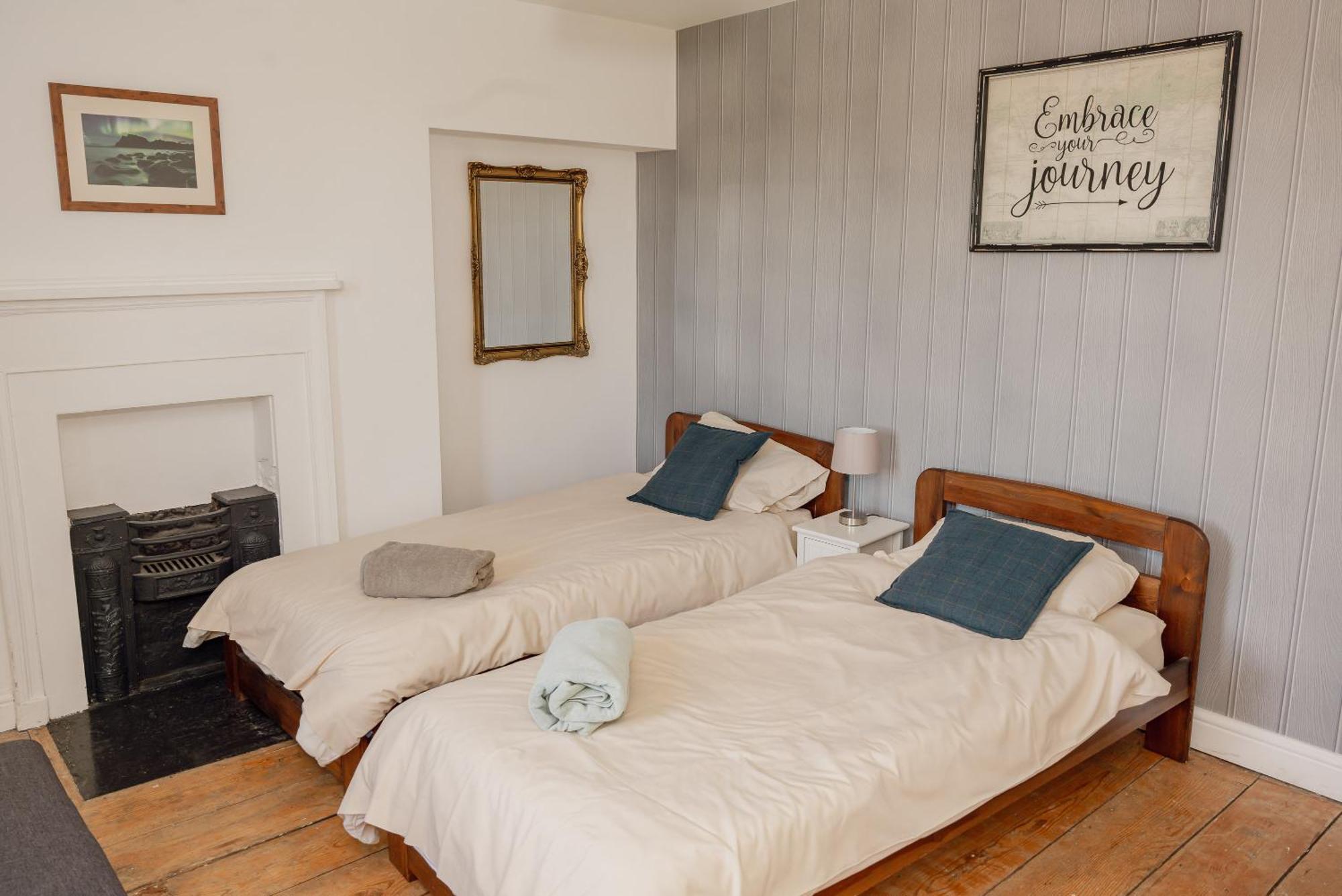 Hideout Manor - Jekyll & Hideout Villa - York — Photos 1